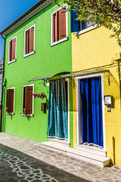 Petites Maisons Colorées Décorent Les Rues Étroites Île Italienne Burano — Photo