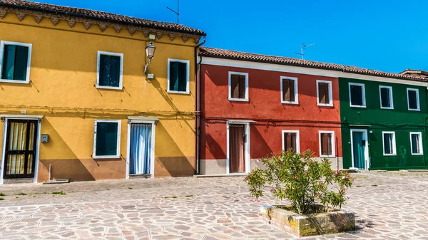 Pequenas Casas Coloridas Decoram Ruas Estreitas Ilha Italiana Burano Localizada — Fotografia de Stock