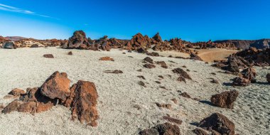 Günbatımı son ışınları Tenerife adasında Teide Yanardağı eteklerinde ay manzara aydınlatmak.