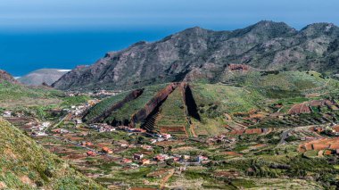 Küçük köy Tenerife adasında Teide Yanardağı eteklerinde yeşil bir dağ vadisinde yer almaktadır.