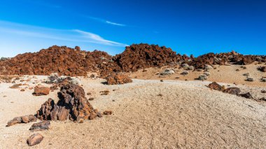 Günbatımı son ışınları Tenerife adasında Teide Yanardağı eteklerinde ay manzara aydınlatmak.