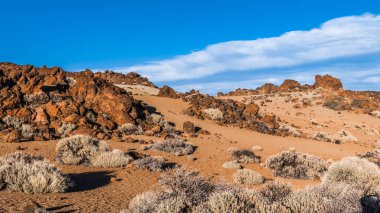 Günbatımı son ışınları Tenerife adasında Teide Yanardağı eteklerinde ay manzara aydınlatmak.
