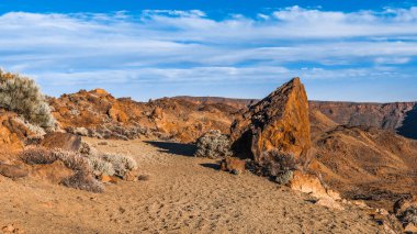 Günbatımı son ışınları Tenerife adasında Teide Yanardağı eteklerinde ay manzara aydınlatmak.