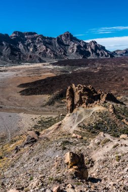 Keskin kayalar doruklarına Tenerife adasında Teide Yanardağı eteklerinde plato üzerinde lav alanları surround