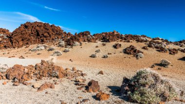 Günbatımı son ışınları Tenerife adasında Teide Yanardağı eteklerinde ay manzara aydınlatmak.