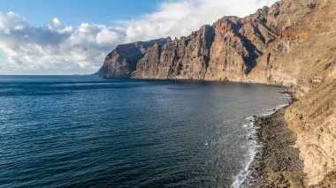 Atlantik Okyanusu 'nun köpüklü dalgalar Tenerife adanın kayalık sahil yıkamak.