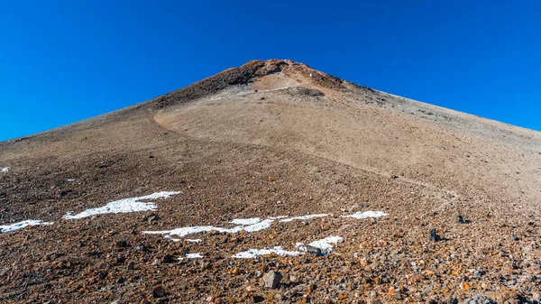 Kleine Schneeinseln Liegen Seit Gestern Nacht Den Hängen Des Vulkans — Stockfoto