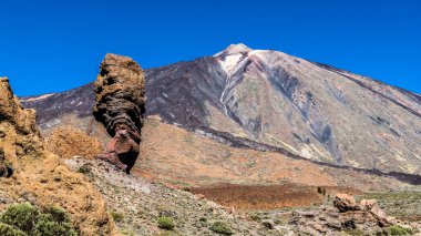 Tenerife adasında Teide yanardağının eteklerinde plato üzerinde kayalıklar ve kum tepeleri ile Lunar manzaralar.