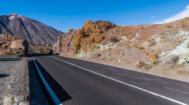 Dağ yolu, ormanlık yamaçlardan ve Tenerife adasının tepelerinden geçer.