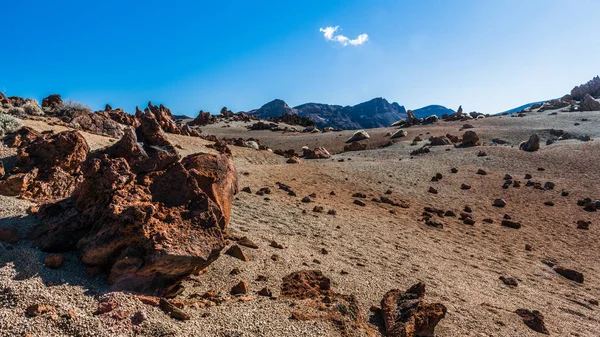 Günbatımı son ışınları Tenerife adasında Teide Yanardağı eteklerinde ay manzara aydınlatmak.