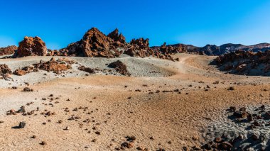 Günbatımı son ışınları Tenerife adasında Teide Yanardağı eteklerinde ay manzara aydınlatmak.