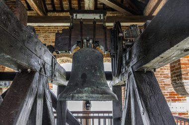 Trocello adasındaortaçağ kulesinde çan kulesiüzerinde büyük çan