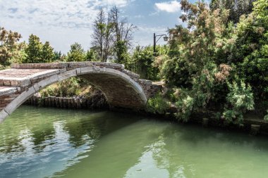 Dar kanal boyunca tırabzansız köprü