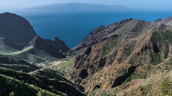Keskin Sıralarla Çevrili Yeşil Yamaçlar Tenerife Sahilindeki Vadiye Iniyor — Stok fotoğraf