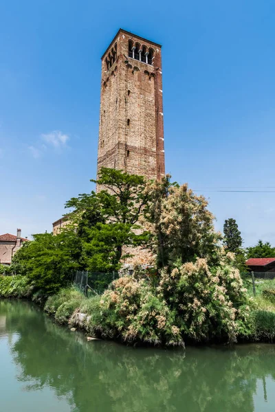 Torre Alto Medievale Con Grande Campanile Cima Sorge All Incrocio — Foto Stock