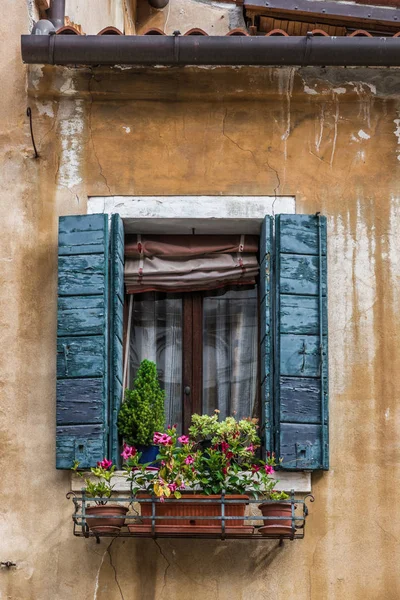 Красивое Маленькое Окно Старом Доме Самом Сердце Венице — стоковое фото