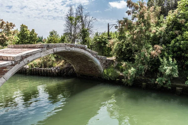 Ponte Sem Corrimão Através Canal Estreito — Fotografia de Stock
