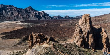 Keskin kayalar doruklarına Tenerife adasında Teide Yanardağı eteklerinde plato üzerinde lav alanları surround