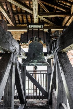 Trocello adasındaortaçağ kulesinde çan kulesiüzerinde büyük çan