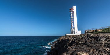 Büyük bir spiral merdiven modern bir tarzda inşa beyaz deniz feneri üst yol açar. Deniz feneri Tenerife Kuzey kıyısında yer almaktadır.