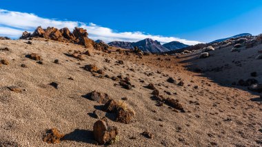 Günbatımı son ışınları Tenerife adasında Teide Yanardağı eteklerinde ay manzara aydınlatmak.