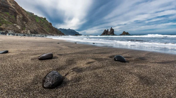 Kameny Pláži Černého Vulkanického Písku Nízkém Přílivu Pobřeží Tenerife — Stock fotografie