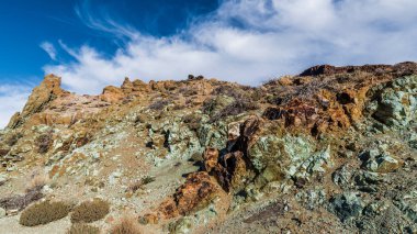 Keskin kayalar doruklarına Tenerife adasında Teide Yanardağı eteklerinde plato üzerinde lav alanları surround