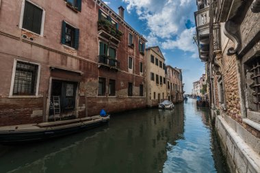 Eski evler, deniz sularında yıkanmış, antik Venedik kalbinde dar kanallar boyunca stand.