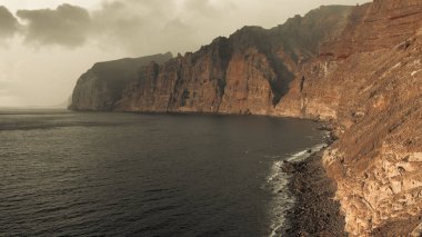 Atlantik Okyanusu 'nun köpüklü dalgalar Tenerife adanın kayalık sahil yıkamak.