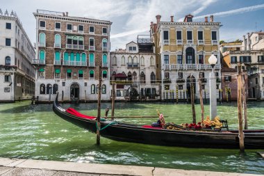 Gondol Venedik'te Grand Kanal sağ Kıyısında iskelede duruyor.