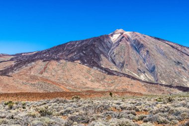 Günbatımı son ışınları Tenerife adasında Teide Yanardağı eteklerinde ay manzara aydınlatmak.