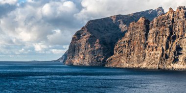 Atlantik Okyanusu 'nun köpüklü dalgalar Tenerife adanın kayalık sahil yıkamak.
