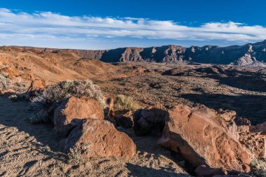 Günbatımı son ışınları Tenerife adasında Teide Yanardağı eteklerinde ay manzara aydınlatmak.