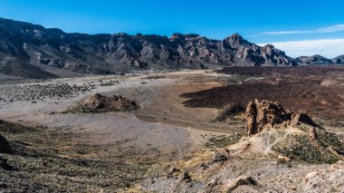 Keskin kayalar doruklarına Tenerife adasında Teide Yanardağı eteklerinde plato üzerinde lav alanları surround