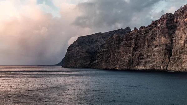 大西洋の泡波はテネリフェ島の岩の海岸を洗う — ストック写真