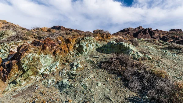 Keskin kayalar doruklarına Tenerife adasında Teide Yanardağı eteklerinde plato üzerinde lav alanları surround