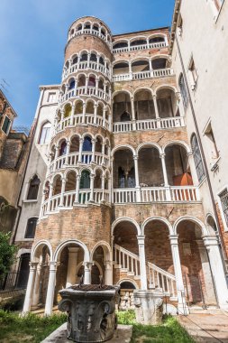 Şehrin kalbinde eski bir Venedik evinde bir spiral kule.