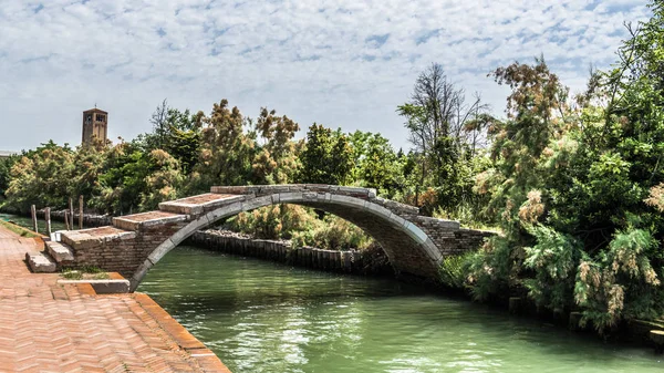 Uma Pequena Ponte Sem Trilhos Conecta Duas Margens Pequeno Canal — Fotografia de Stock