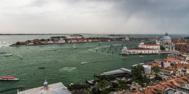 San Marco çan kulesinden Büyük kanalın ağzına ve Venedik lagünü için panoramik manzara.