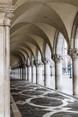 Sabahın erken saatlerinde eski Venedik'in kalbinde Doge Sarayı Colonnade.