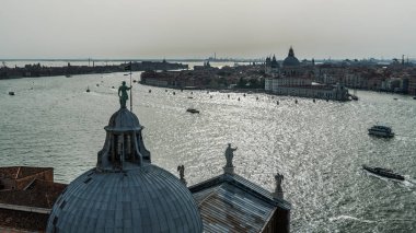 San Giorgio Maggiore adasında manastırın çan kulesinden Venedik lagünü ve Büyük kanalın ağız görünümü.