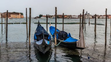 Sabahın erken saatlerinde, rıhtımdaki iskelede ve San Giorgio Maggiore adasında Venedik gondollarının pitoresk manzarasının keyfini çıkarabilirsiniz..