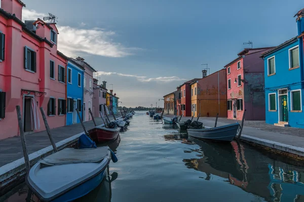 Naplemente Szigeten Burano Régi Színes Házak Szűk Csendes Csatorna — Stock Fotó