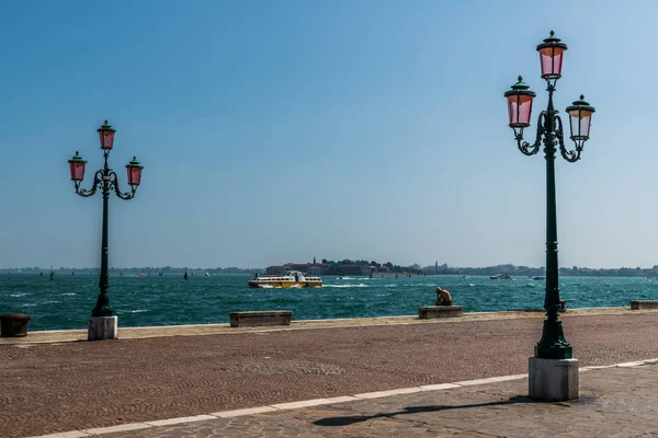 Old Man Venice Waterfront June Noon Watching Movement Boats Lagoon — Stock Photo, Image