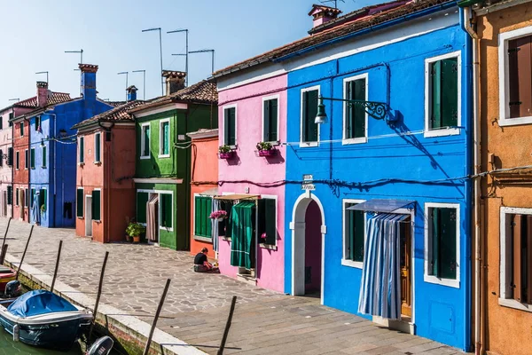 Petites Maisons Colorées Décorent Les Rues Étroites Île Italienne Burano — Photo