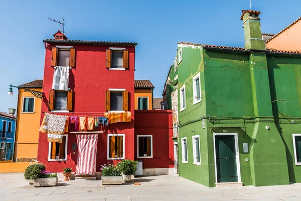 Petites Maisons Colorées Décorent Les Rues Étroites Île Italienne Burano — Photo