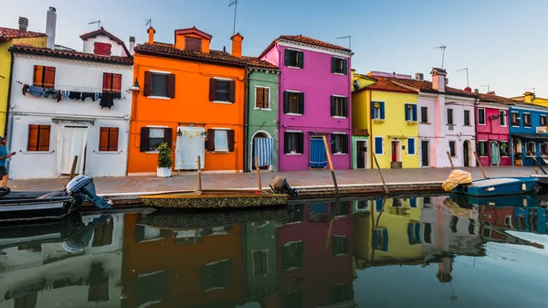 Tramonto Sull Isola Burano Con Vecchie Case Colorate Stretto Tranquillo — Foto Stock