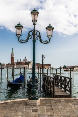 Sabahın erken saatlerinde, rıhtımdaki iskelede ve San Giorgio Maggiore adasında Venedik gondollarının pitoresk manzarasının keyfini çıkarabilirsiniz..