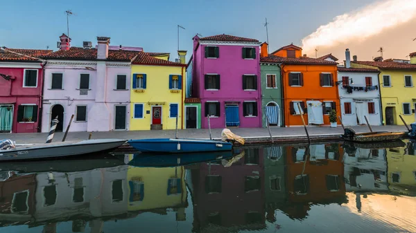 Tramonto Sull Isola Burano Con Vecchie Case Colorate Stretto Tranquillo — Foto Stock