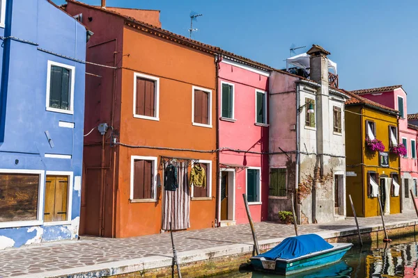 Pôr Sol Ilha Burano Com Antigas Casas Coloridas Canal Estreito — Fotografia de Stock